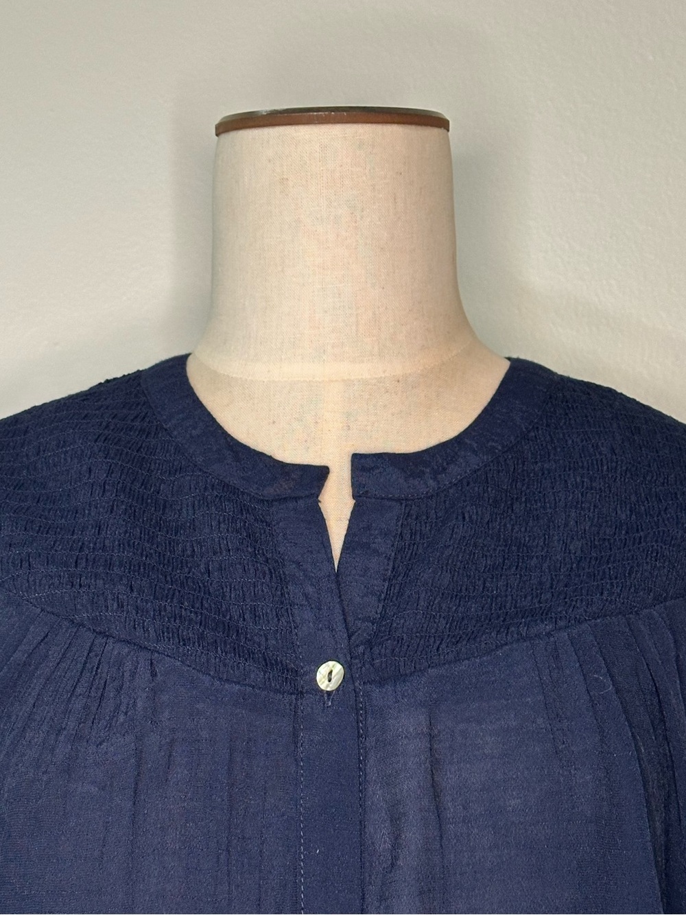 Nanette Lepore navy Lrg button front, 3/4 sleeve rayon/poly crinkle fabric - Picture 3 of 6